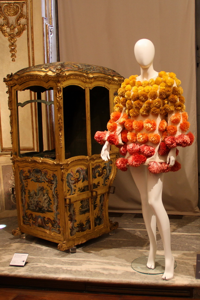 La_ Rai_Racconta_L'Italia_24.JPG - BALLETTO   Miniabito a trapezio in tela di cotone bianco con decoro di ponpon in rafia in giallo, arancio e toni diversi di rosso e porpora.   Programma "Su e giu" Anno 1968 Costumista Enrico Rufini, Sartoria Farani, Archivio Farani